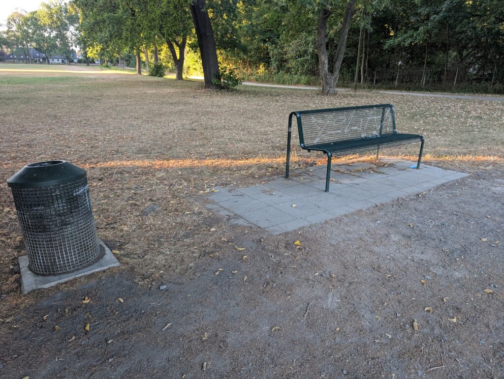Sitzbank und Mülleimer an der Hundefreilauffläche 74 in der Merheimer Heide