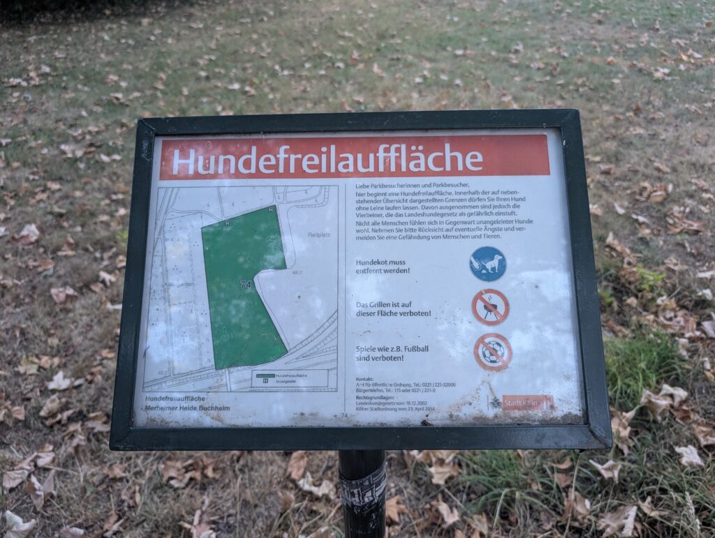 Hinweisschild der Stadt Köln für die Hundefreilauffläche 74 in der Merheimer Heide