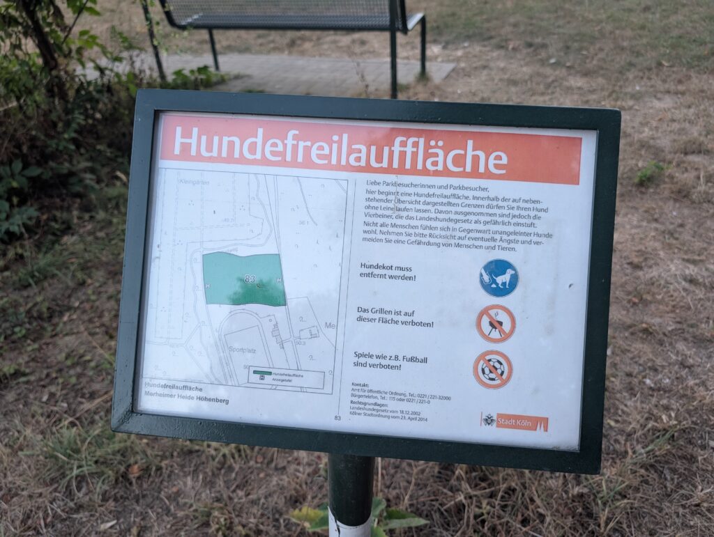 inweisschild der Stadt Köln für die Hundefreilauffläche 83 in der Merheimer Heide