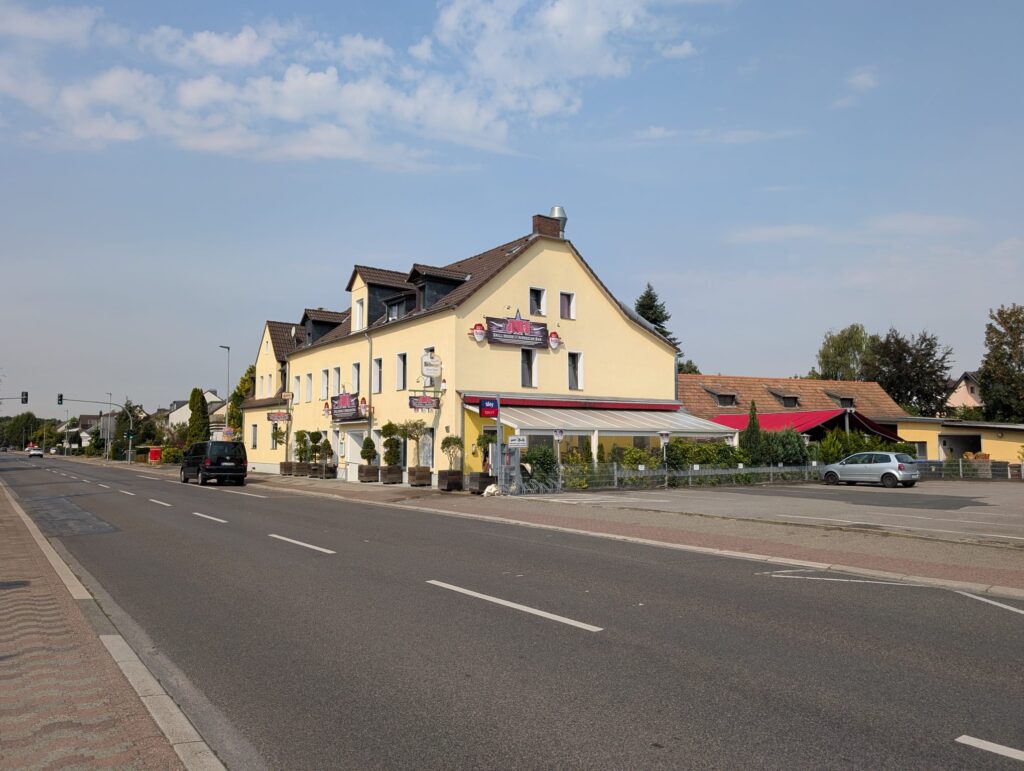 Außenbereich und Parkplatz am Jam’s Restaurant in Bergisch Gladbach