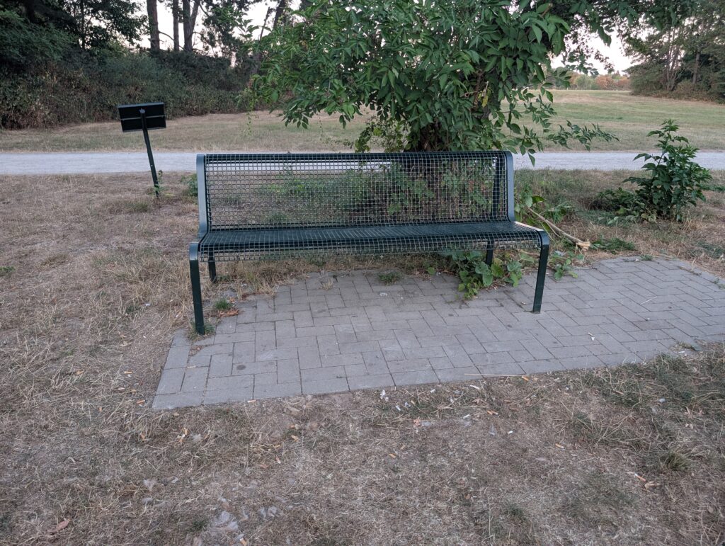 itzbank am Rand der Hundefreilauffläche 83 in der Merheimer Heide